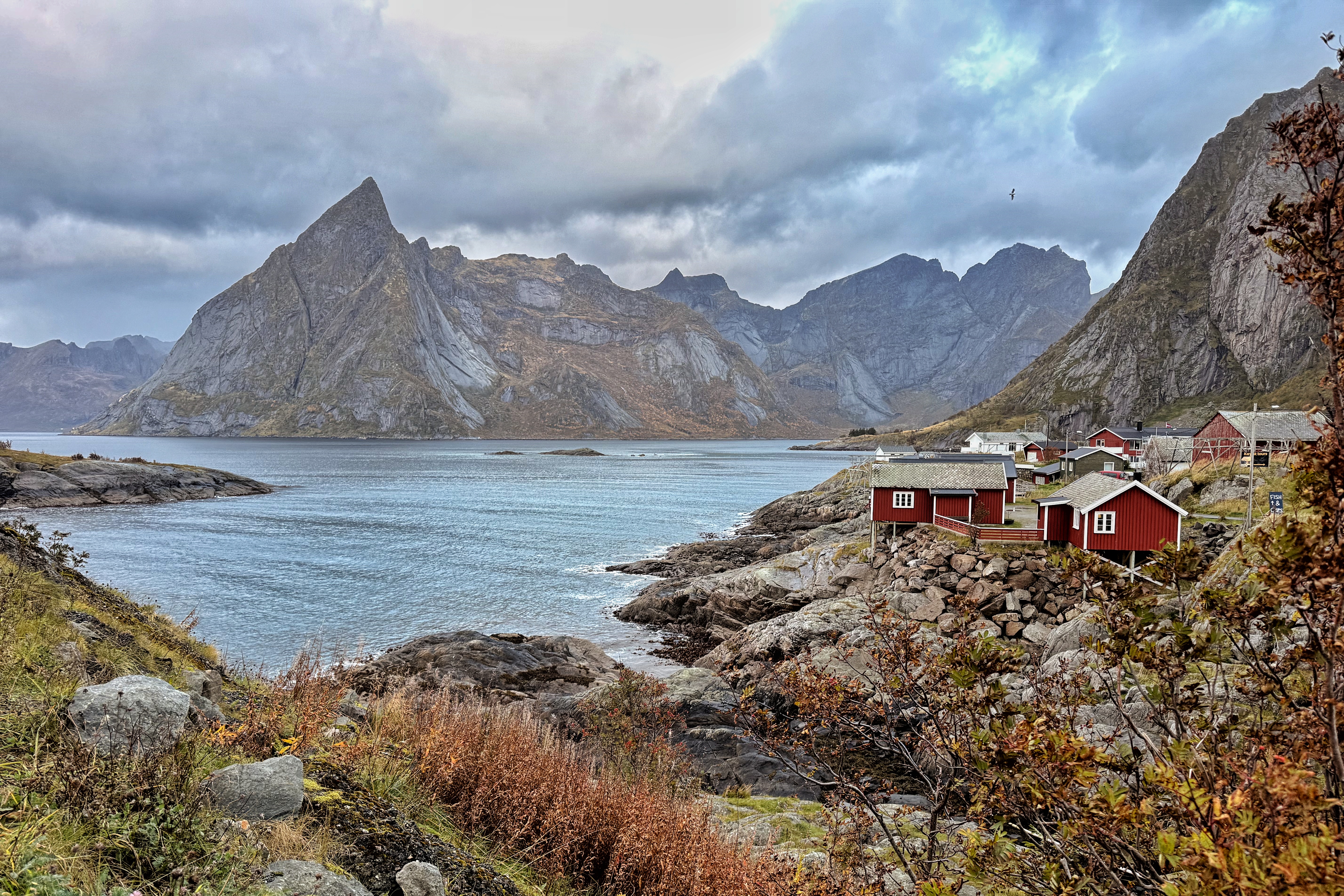 Maisons rouges et montagnes dans les Lofoten